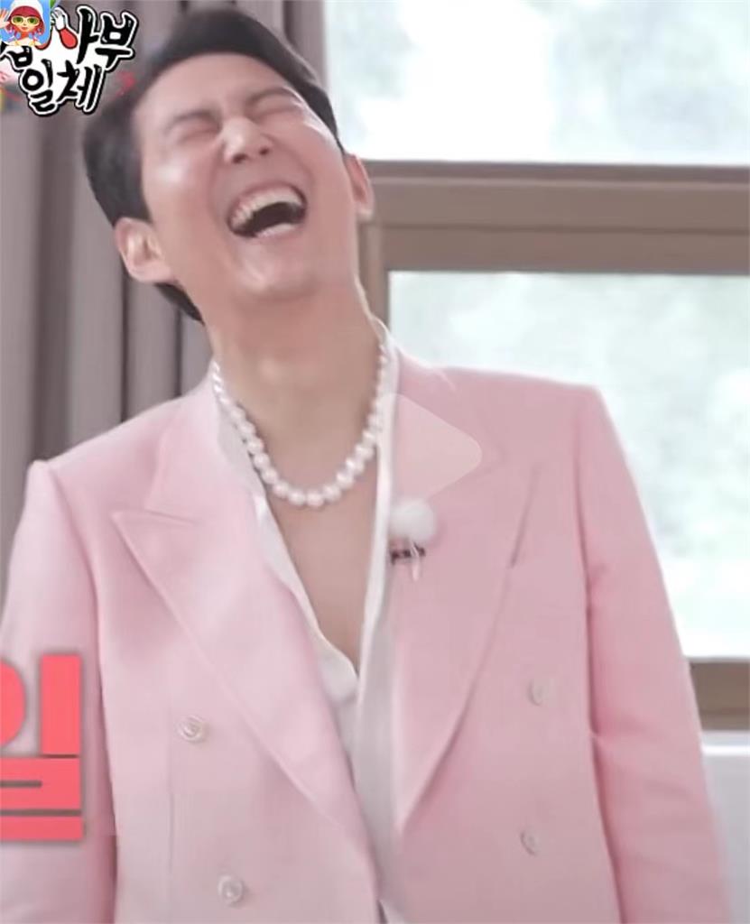 李政宰珍珠项链搭粉色西装撞脸网红狗 郑雨盛帮解围超有爱