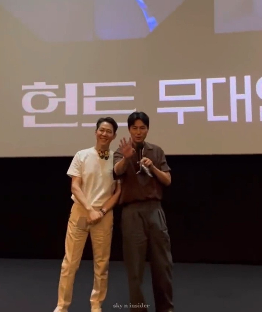 李政宰珍珠项链搭粉色西装撞脸网红狗 郑雨盛帮解围超有爱