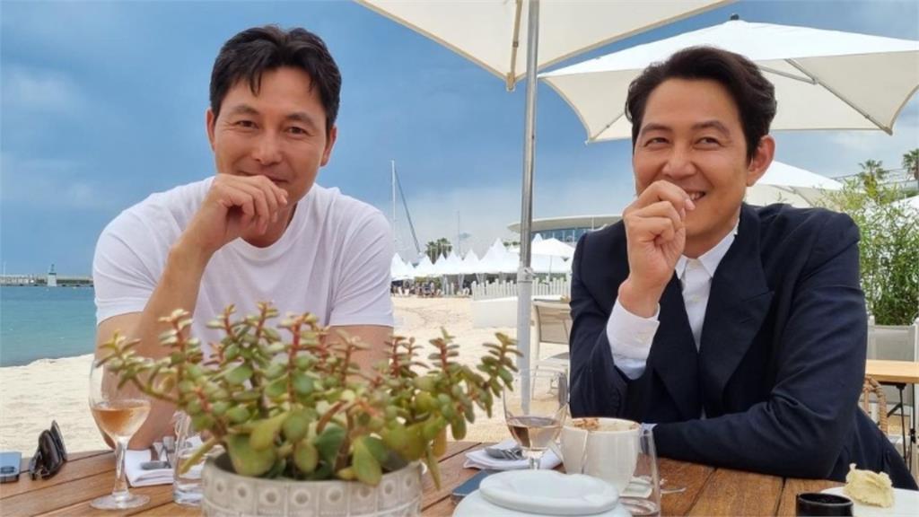 李政宰珍珠项链搭粉色西装撞脸网红狗 郑雨盛帮解围超有爱