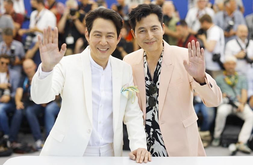 李政宰珍珠项链搭粉色西装撞脸网红狗 郑雨盛帮解围超有爱