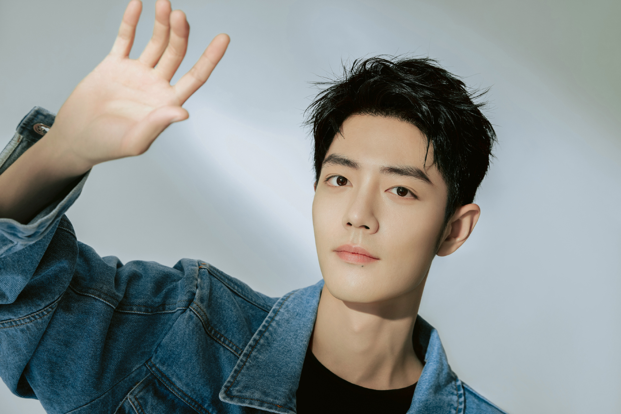 李沁只是烟雾弹?肖战与经纪人穿情侣装屡被抓包掀脱粉潮