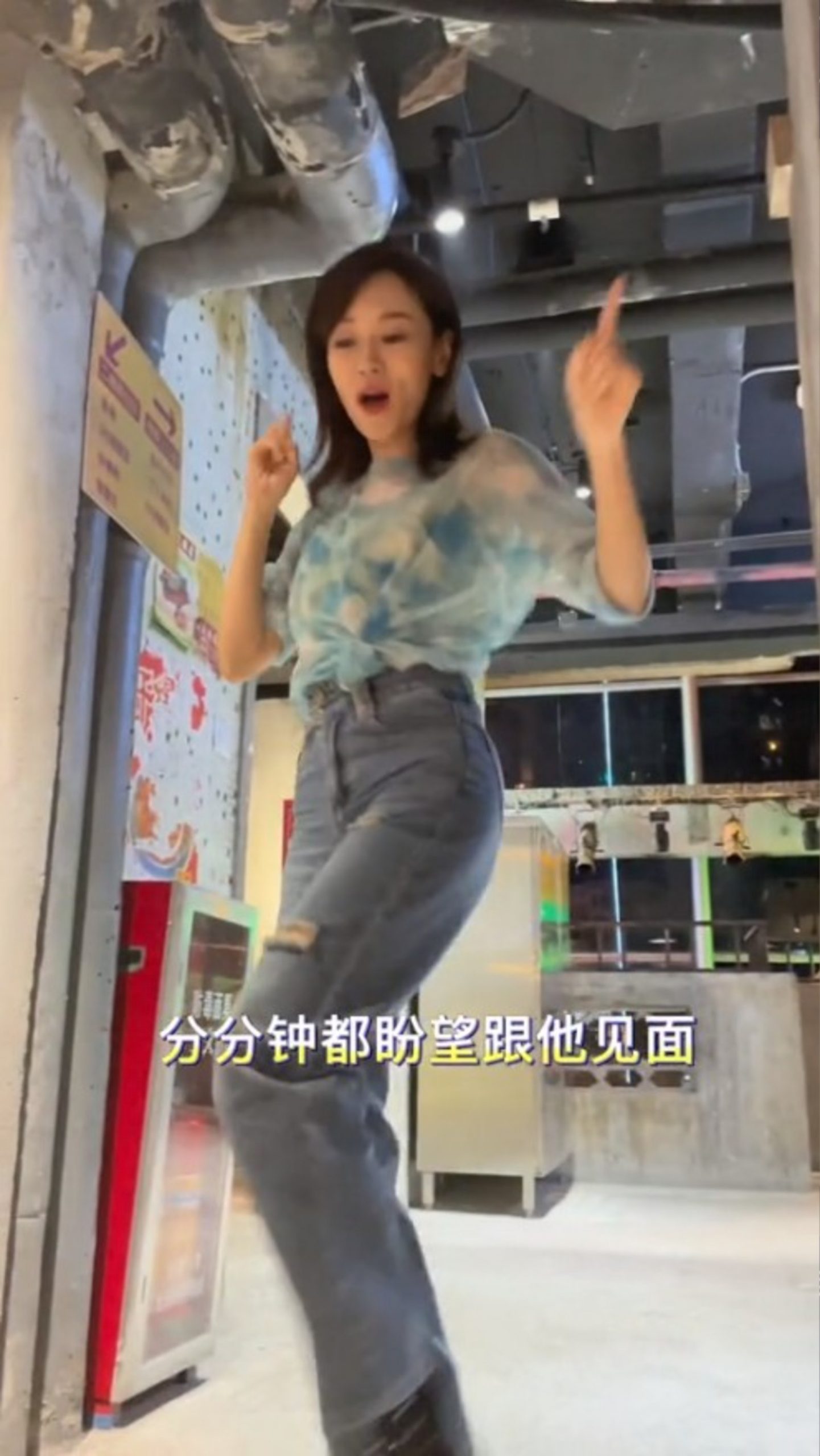 杨思琦唱歌走音被封女版陶大宇 网批带衰香港小姐	