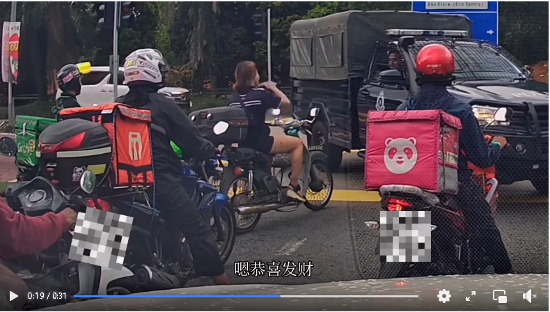 柔:女骑士没戴头盔,下一秒看到警车脸绿了