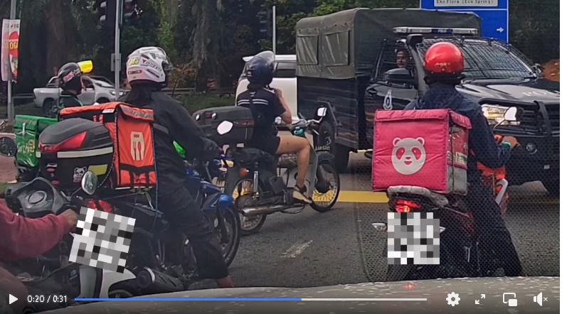 柔:女骑士没戴头盔,下一秒看到警车脸绿了