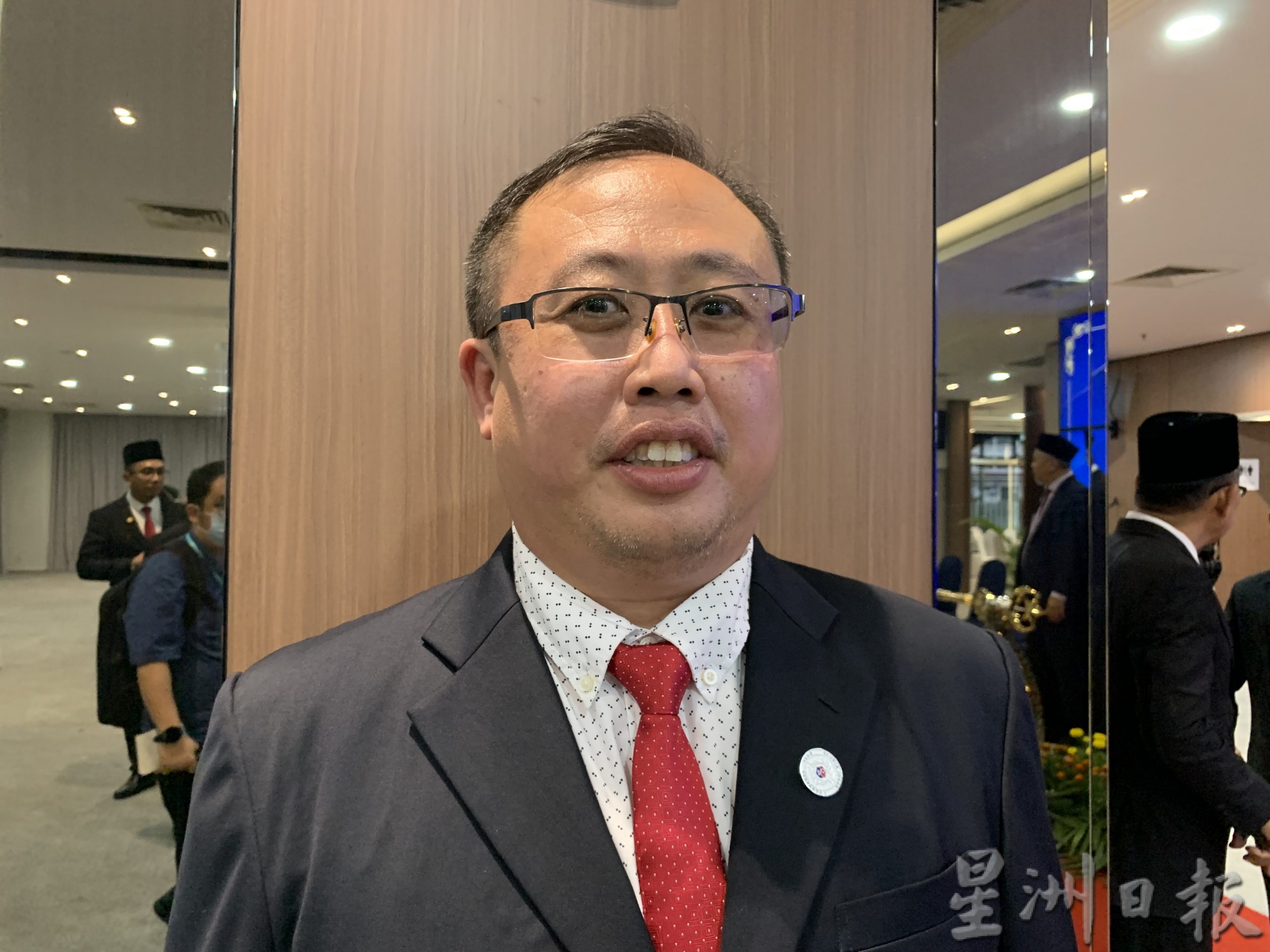柔：新闻：共委24人 7来自马华  巴西古当23市议员宣誓