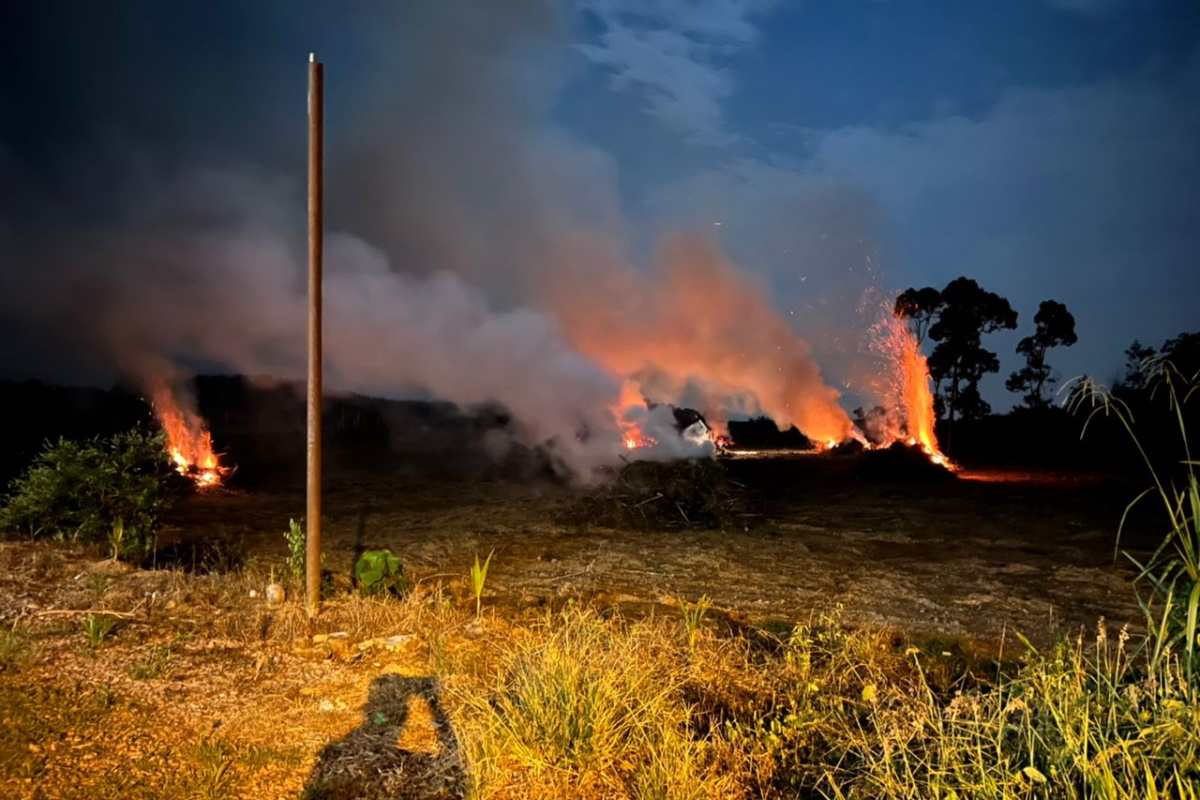柔:衣物布满灰尘 污染空气 万达镇烧芭活动 扰民