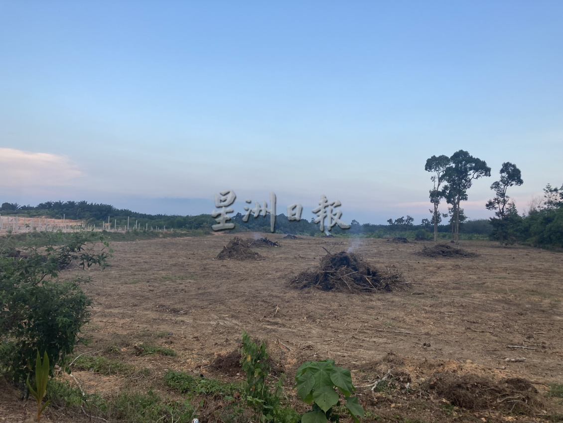 柔:衣物布满灰尘 污染空气 万达镇烧芭活动 扰民