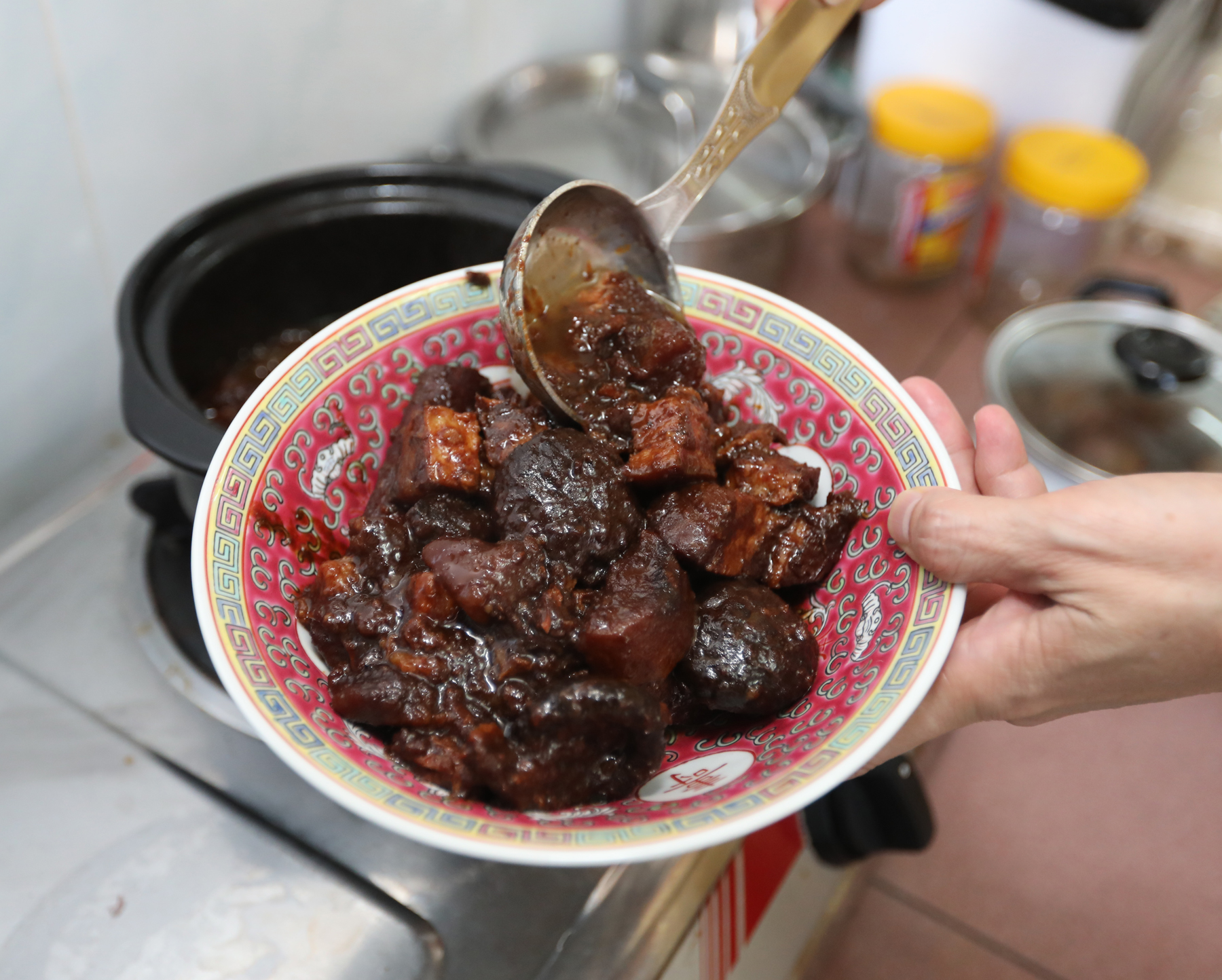 郭美丽传承前人手艺,自小学习不同传统风味菜肴