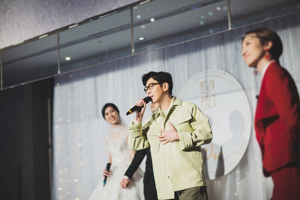 欠老婆一个正式婚礼 品冠想补办婚礼儿女当花童　	