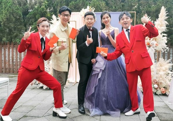 欠老婆一个正式婚礼 品冠想补办婚礼儿女当花童　	