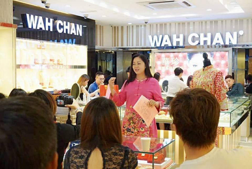 歌后为女儿当大妗姐