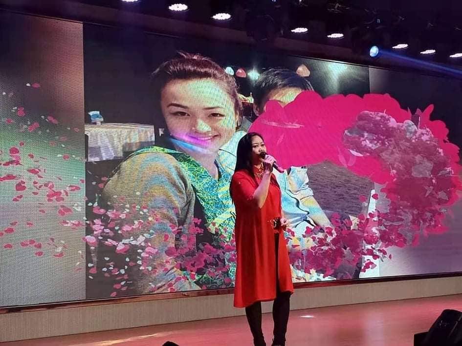 歌后为女儿当大妗姐