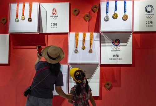 每日一展2图／国际奥委会捐赠“橄榄树”雕塑在“鸟巢”首次向公众展出