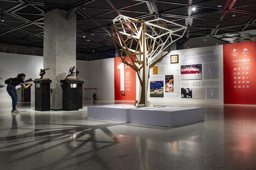 每日一展2图／国际奥委会捐赠“橄榄树”雕塑在“鸟巢”首次向公众展出