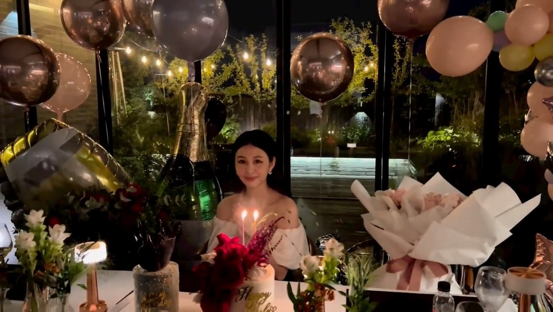 沈月庆21岁生日 穿露肩裙晒性感锁骨