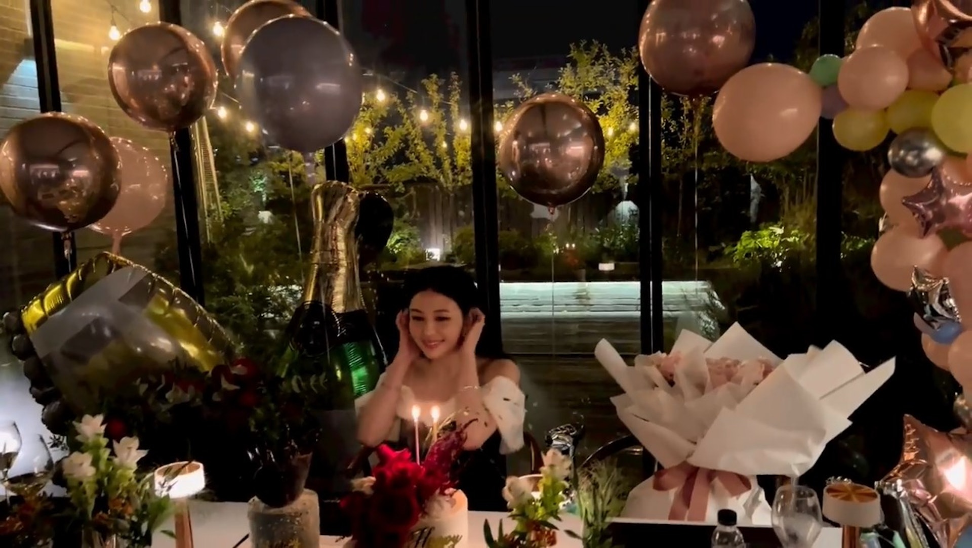 沈月庆21岁生日 穿露肩裙晒性感锁骨