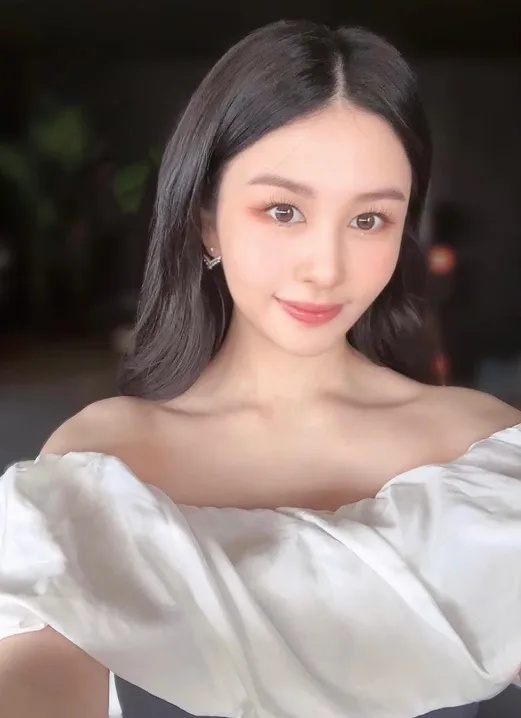 沈月庆21岁生日 穿露肩裙晒性感锁骨