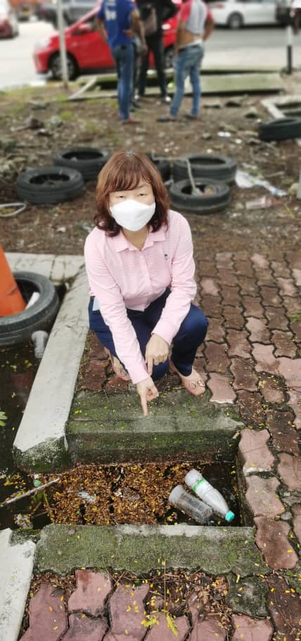 沟渠没排水口+垃圾堆积 巴生港商区逢雨积水