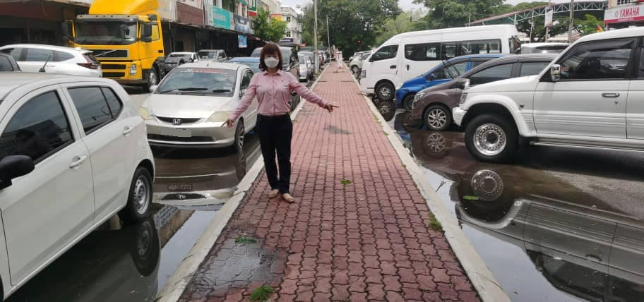 沟渠没排水口+垃圾堆积 巴生港商区逢雨积水