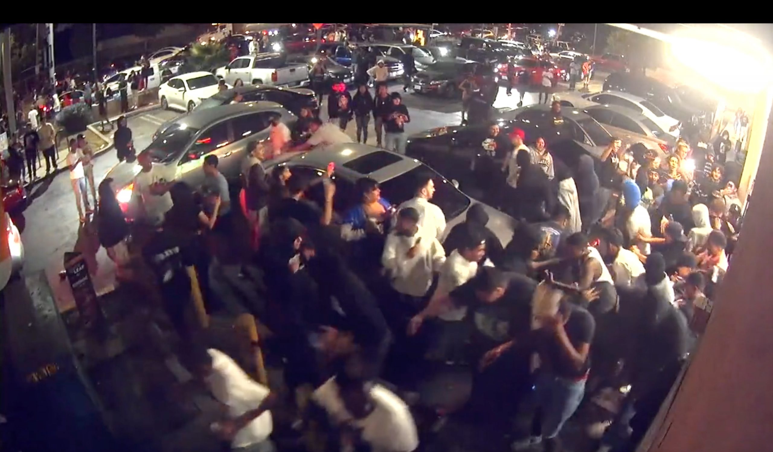 洛杉矶数百暴徒抢劫超商！挤爆门口乱扔商品