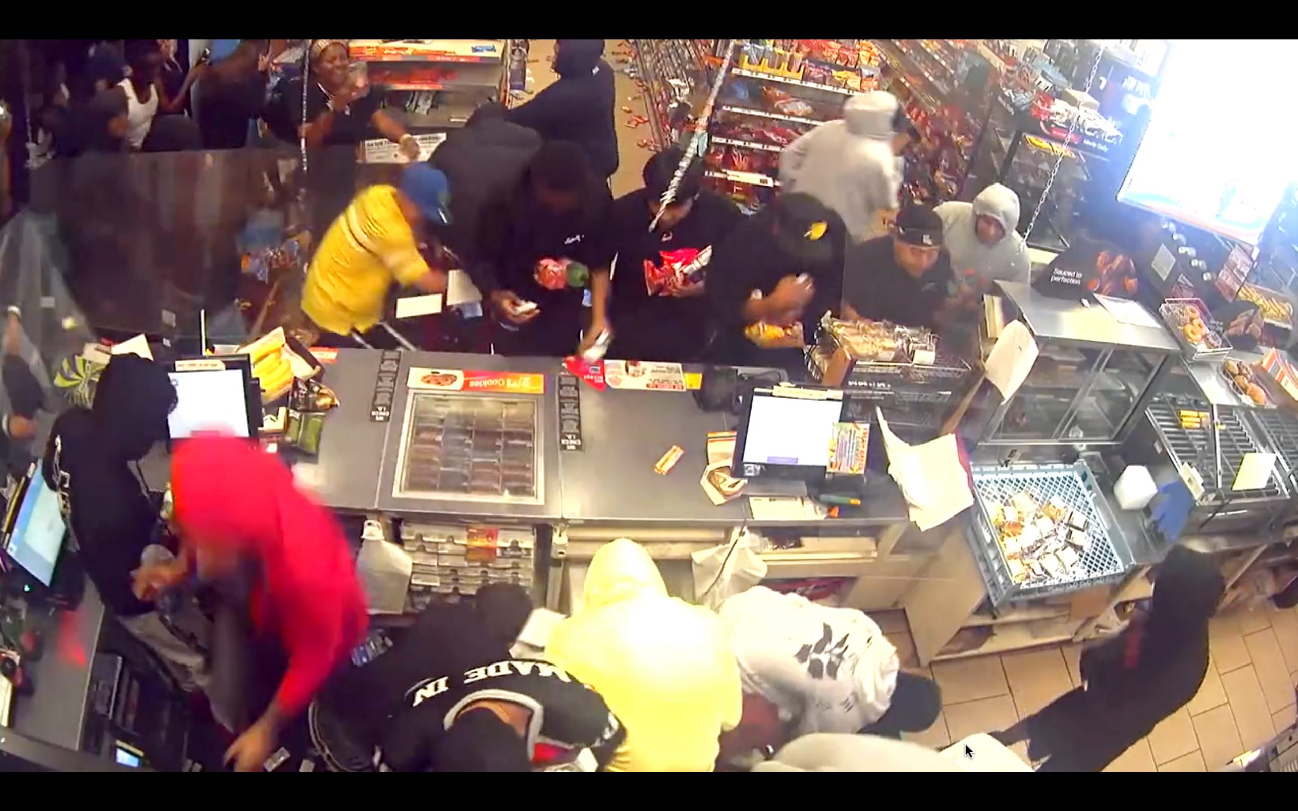 洛杉矶数百暴徒抢劫超商！挤爆门口乱扔商品
