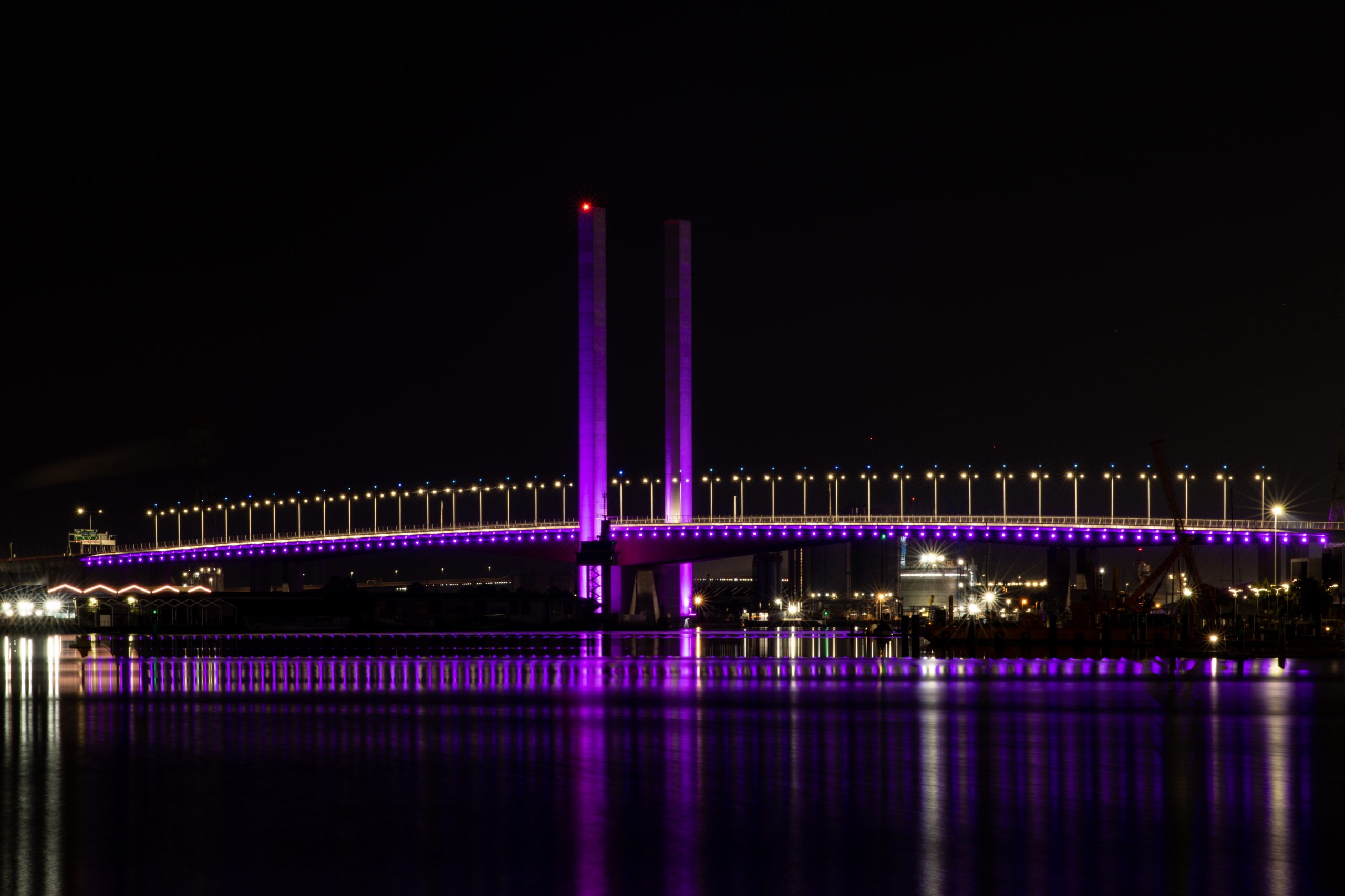 澳洲为奥莉维亚办国家追悼会 澳洲地标点亮粉红灯