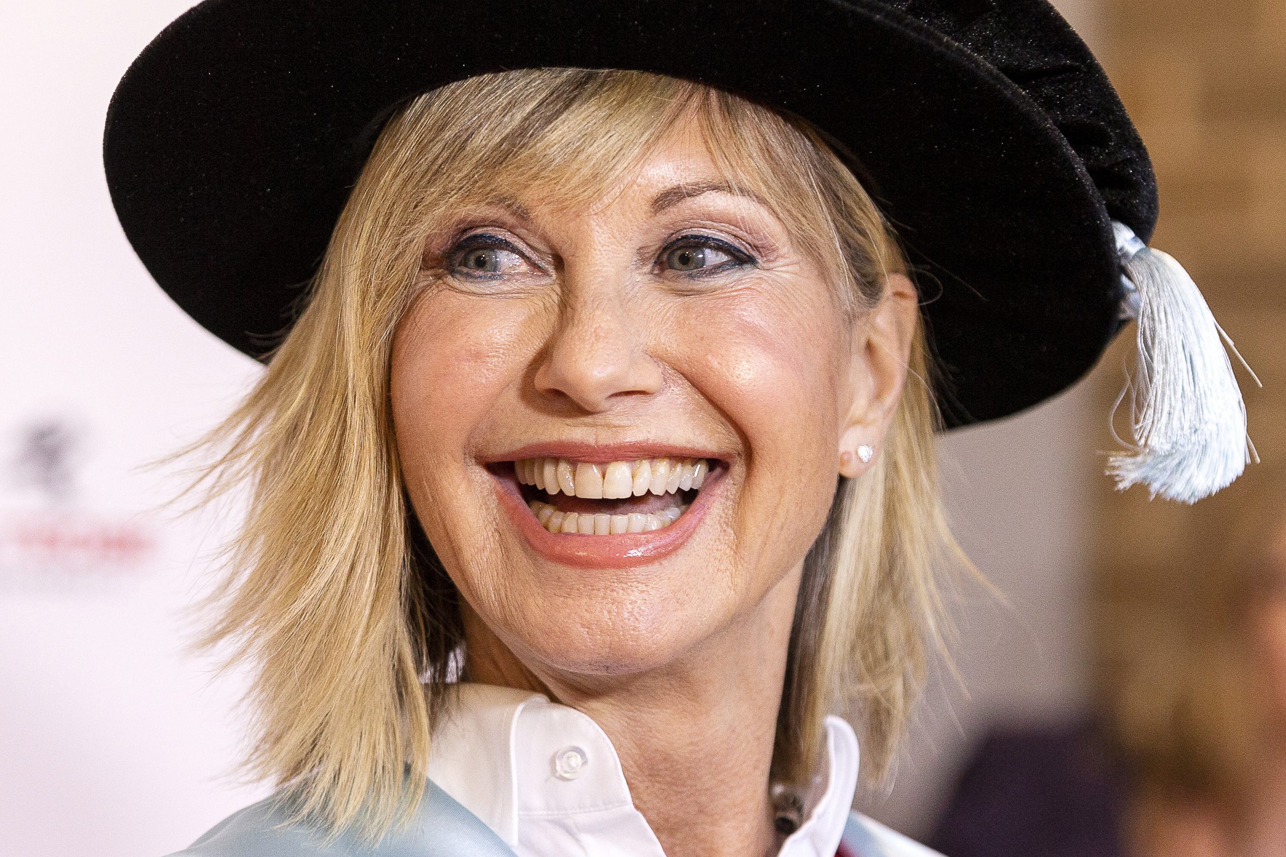 澳洲为奥莉维亚办国家追悼会 澳洲地标点亮粉红灯