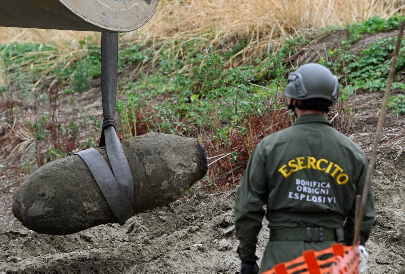 热浪让河床乾到见底 意大利波河赫见二战未爆弹