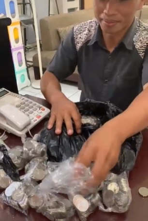 父存够零钱买书桌送儿 网民感动鼓励好好学习