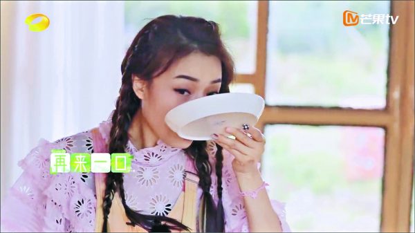 牧野家族｜​为捞金豁出去？ 容祖儿吃猪粮惹热议	