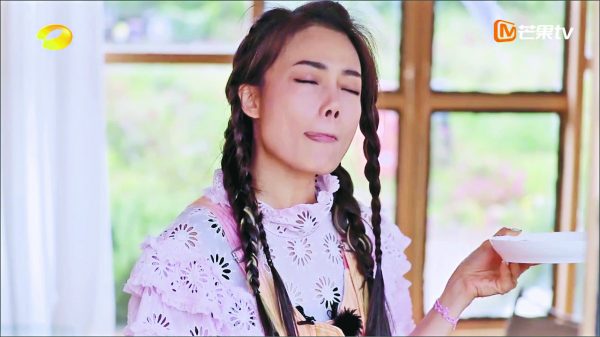 牧野家族｜​为捞金豁出去？ 容祖儿吃猪粮惹热议	