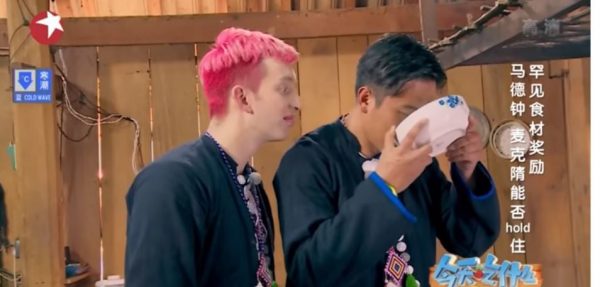 牧野家族｜​为捞金豁出去？ 容祖儿吃猪粮惹热议	