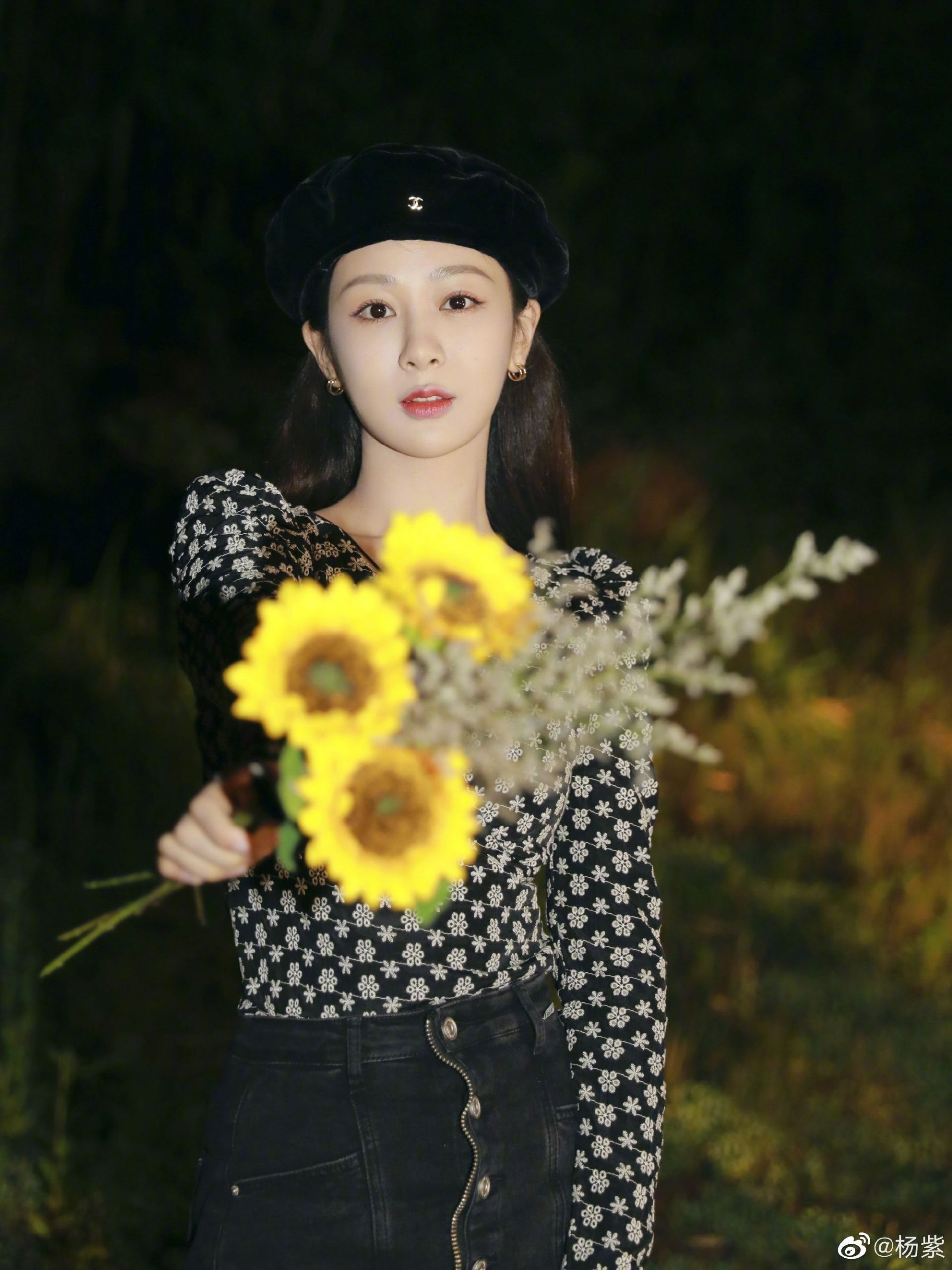 狗仔加码放出喂蛋糕视频 杨紫疑撒谎被打脸