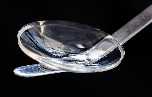 猪皮胶原蛋白制眼角膜 14失明者重见光明