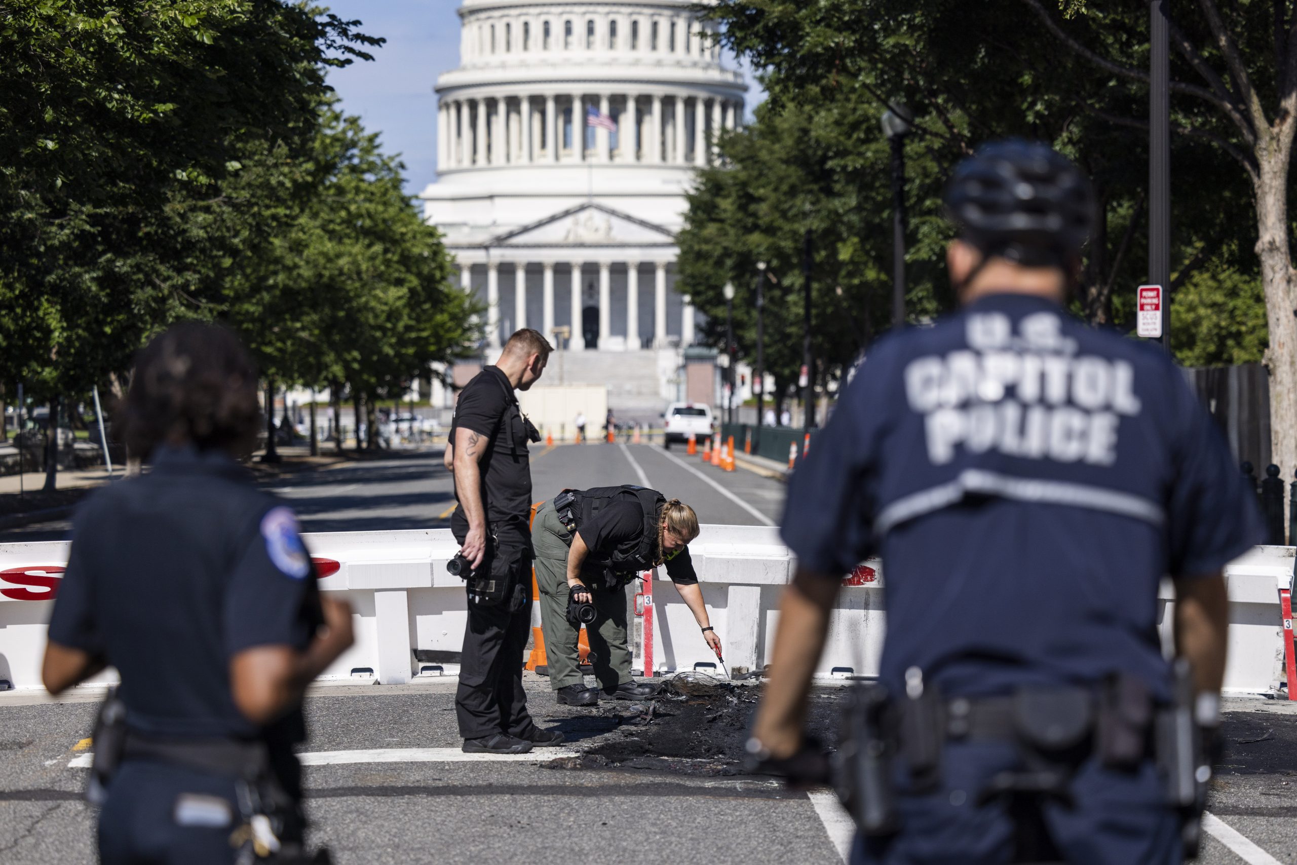 男子在美国会大厦附近朝天开枪复开枪自轰