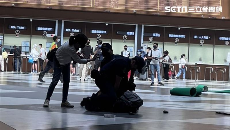 男子疑与女友吵架 失控拿灭火器乱喷