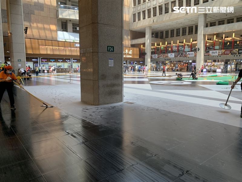 男子疑与女友吵架 失控拿灭火器乱喷