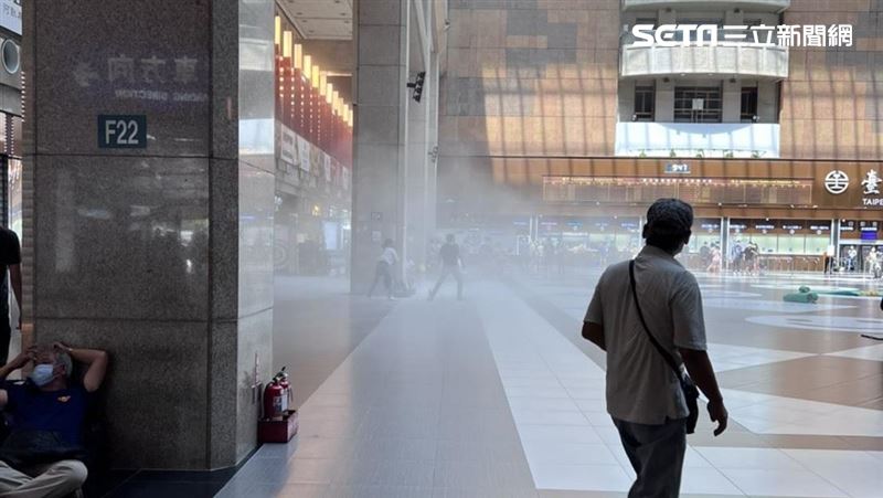 男子疑与女友吵架 失控拿灭火器乱喷