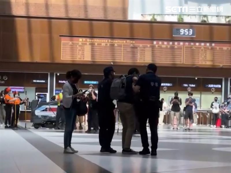 男子疑与女友吵架 失控拿灭火器乱喷