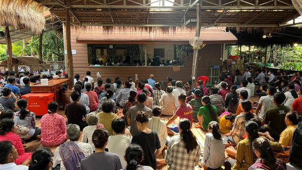 相信灭世洪灾将临 2万人涌农舍逃劫