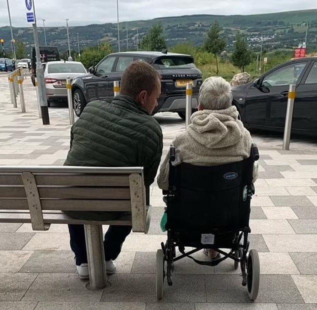 相恋44年同居生子 阿嬷婚礼当天癌逝