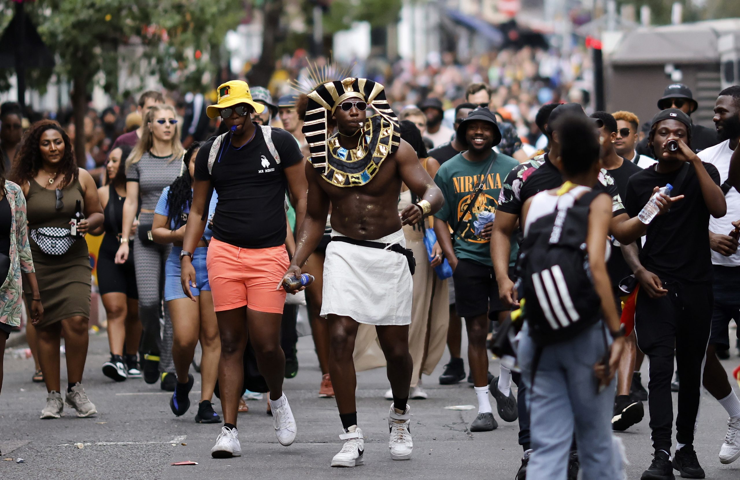 看世界 /伦敦诺丁罕丘嘉年华回归暴力频传 1歌手遭刺死