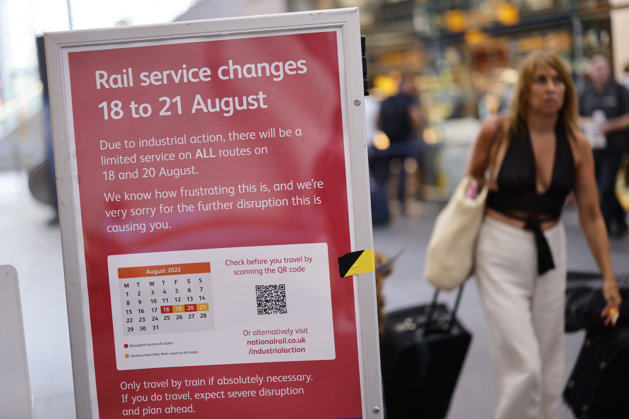 看世界/ 4.5万铁路工人再罢工 半数线路停摆