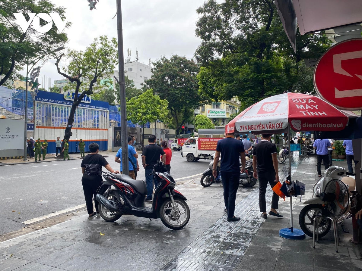 看世界／人夫当街追砍小三发狂连刺14刀　下秒自捅肚子抱尸倒地