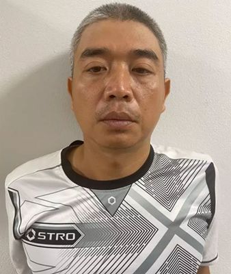 看世界／人夫当街追砍小三发狂连刺14刀　下秒自捅肚子抱尸倒地