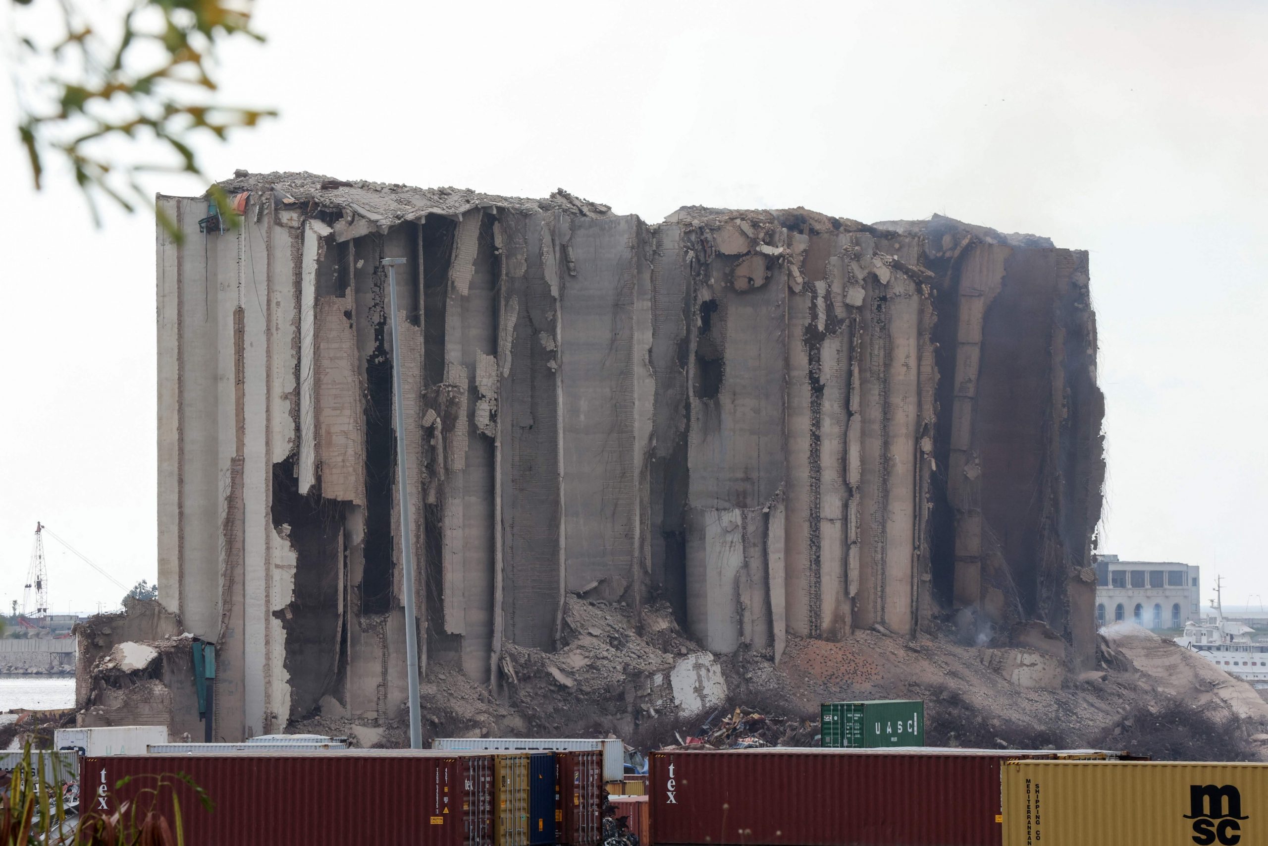 看世界/大爆炸遗留谷物仓库部分坍塌 掀起滚滚烟尘