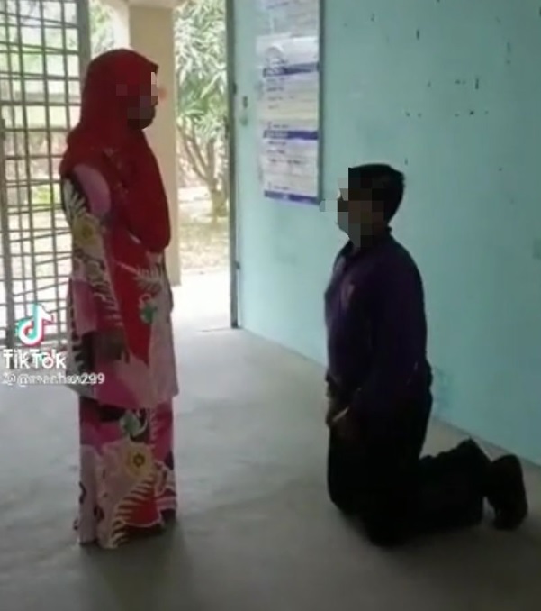 破坏公物被老师训  学生双膝下跪听训引关注