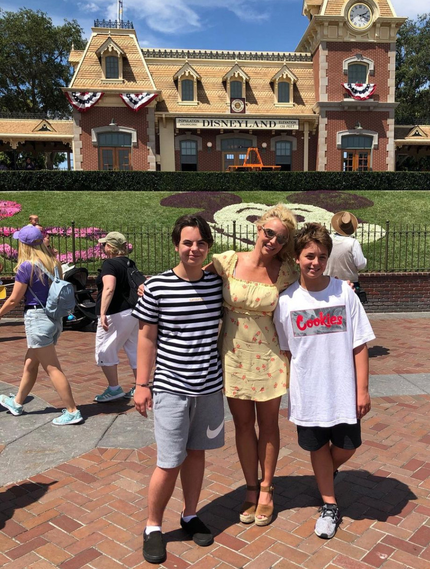 碧妮史毕丝爱晒裸照 前夫爆2子难堪避见多月