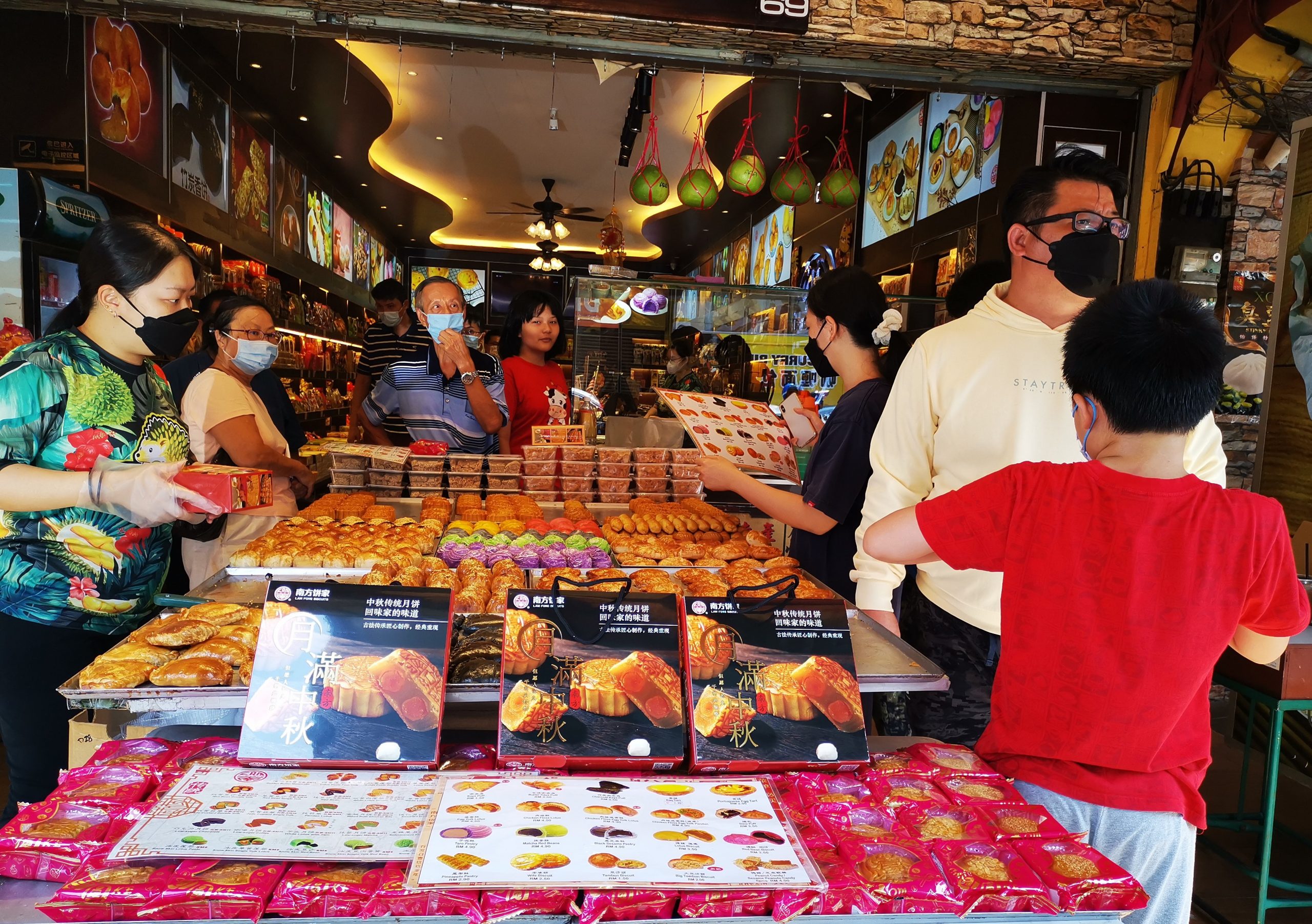 社区动态/霹国庆日大游行万人参与 带旺怡食肆土产店