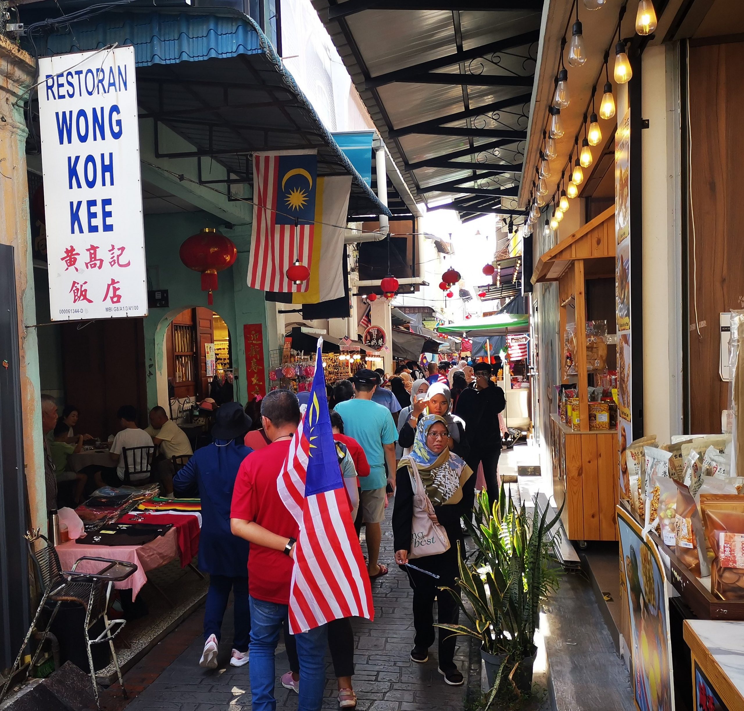 社区动态/霹国庆日大游行万人参与 带旺怡食肆土产店